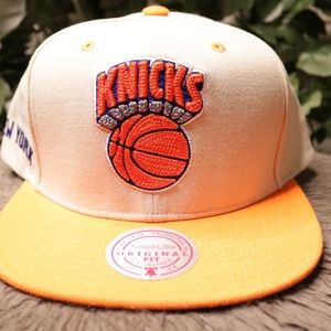 New York Knicks Mitchell & Ness Classic 2-Tone Chain-Stitch Snapback Hat OS